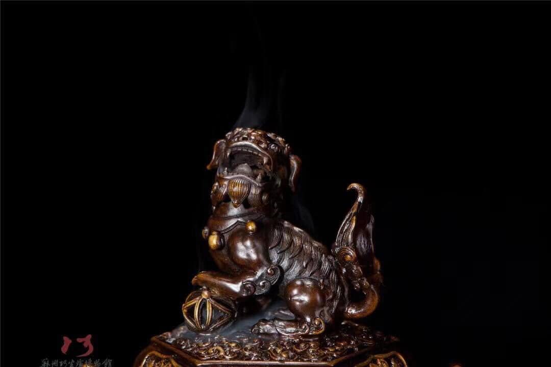 Lư Trầm Đồng Thương hiệu: Trần Xảo Sanh【陈巧生】 Tên Lư: Đới Toạ Sư Nữu Tam Túc Huân Lô